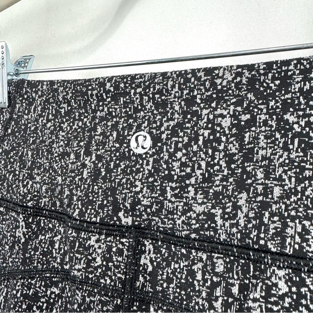 Lululemon Size 4 Fit Physique Crop 19" Leggings Luon Suited Jacquard Black White - Picture 9 of 15